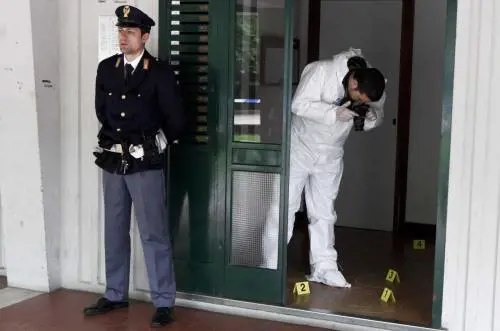 Aggredita nellandrone di casa: 15 colpi alle spalle, è in fin di vita