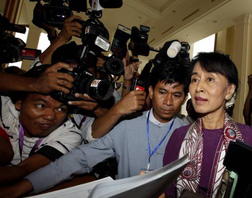 Birmania, San Suu Kyi  giura da deputato