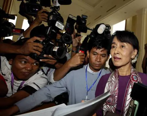 Birmania, San Suu Kyi  giura da deputato
