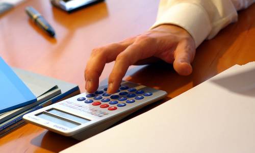 Boom di debiti in Italia Un quinto dello stipendio va nelle casse delle banche