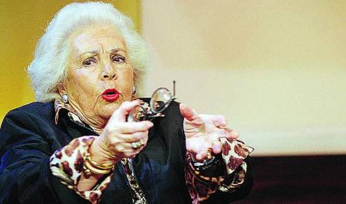 La vedova Almirante:  "I cimeli Msi al Fli?  Meglio bruciarli tutti"