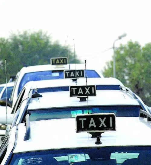 Lex tipografo di 75 anni diventato tassista per aiutare il figlio e reinventarsi il futuro