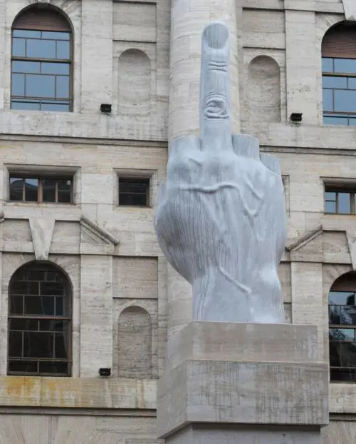 A Milano non si sogna più E la politica allunga le mani