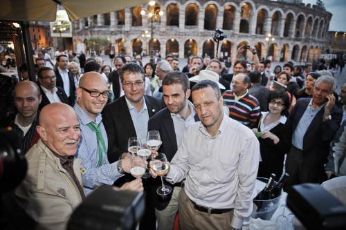 Comunali, vince l'antipolitica I grillini vanno ai ballottaggi A Verona si riconferma Tosi