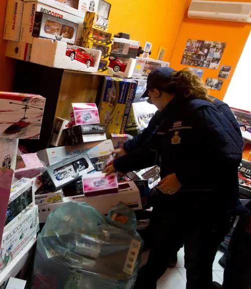 Sequestrati elicotteri telecomandati e pistole sparabolle