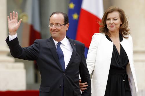 Hollande s'insedia e vola dalla Merkel "Atene resti nell'euro"