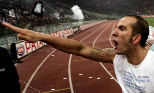 Avrebbe insultato un suo giocatore. Ma il club lo difende e cè chi parla di vendetta