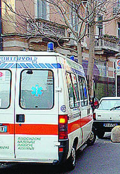 Evade per andare allospedale e torna rubando unambulanza