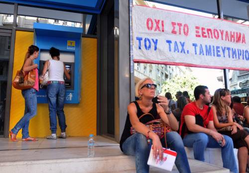 Caos in Grecia, si teme la bancarotta: assalto ai bancomat