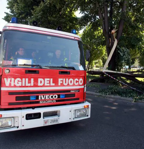 Si dimentica la candela accesa Avvolta dalle fiamme mentre dorme