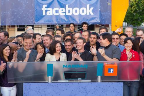 Ieri per Facebook debutto a Wall Street Ma è un mezzo flop