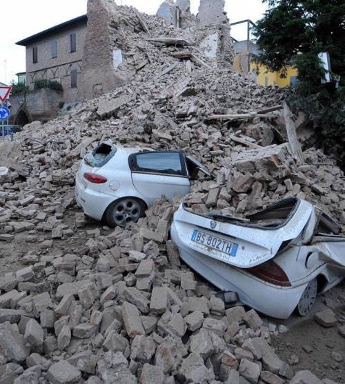L’Emilia ferita da 80 scosse Un boato, poi il terrore : sette morti sotto le macerie