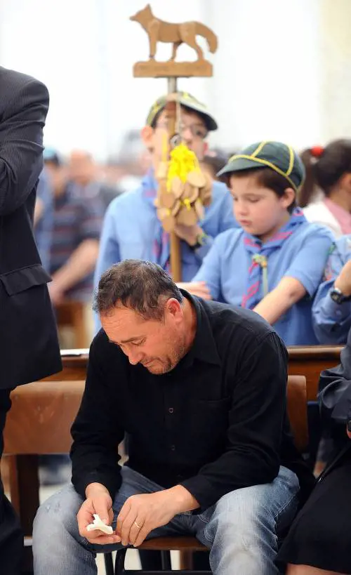La disperazione e la speranza: i destini opposti dei due papà