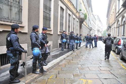 Macao, un nuovo sgombero Fuori da Palazzo Citterio