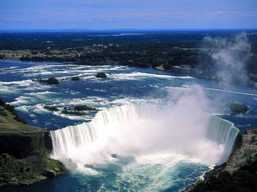 Si butta dalle cascate del Niagara: è salvo