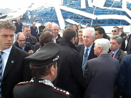 I fischi della folla contro Monti: "Vergogna, ridacci i nostri soldi"