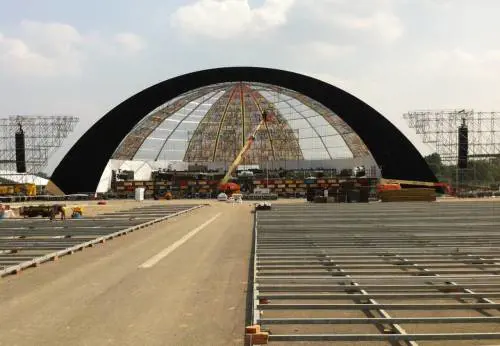 Sul grande palco del Papa rifatte le vetrate del Duomo