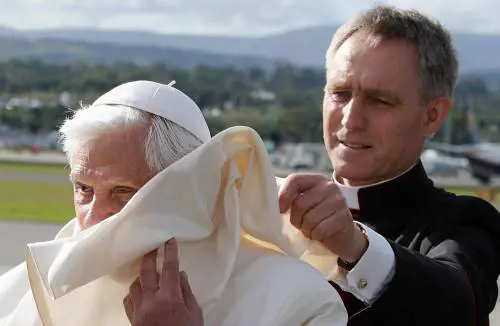 Nel mirino ora cè padre Georg: «Non ha protetto Benedetto XVI»