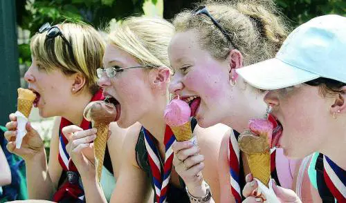 Milano è la capitale del gelato Scoppia la mania del cono per cani