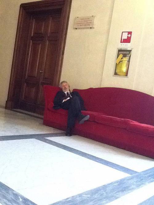 Il deputato dorme, la Casta  se la prende coi giornalisti