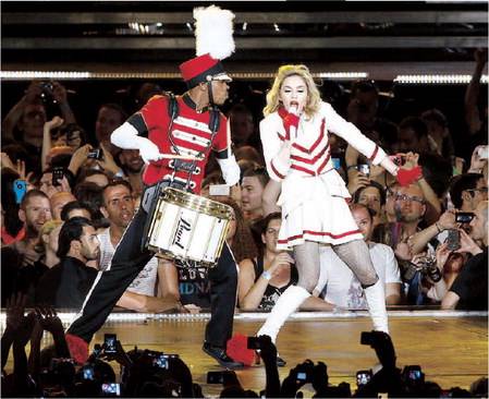 Madonna la selvaggia  sbrana i fan di Tel Aviv