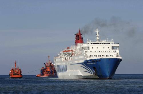 Elba, nave mercantile  si incaglia contro scogli