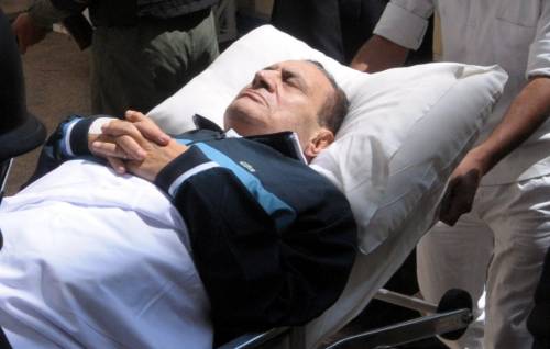 Egitto, Mubarak all'ergastolo. Colpito da una crisi cardiaca mentre viene portato in cella