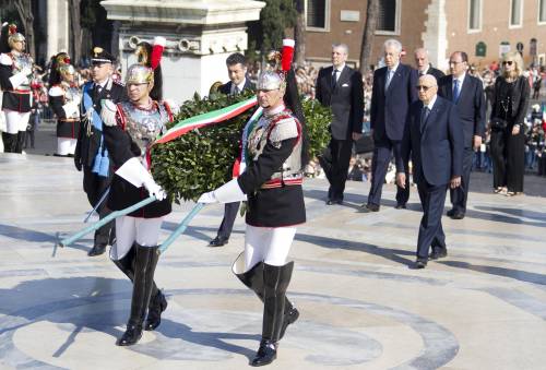 Festa della Repubblica, lite tra Napolitano e Di Pietro E Maroni: "Soldi nel cesso"