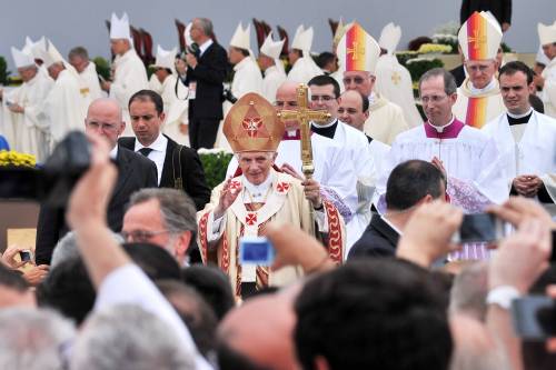 Milano, un milione di fedeli accoglie Benedetto XVI: "Divorziati, vi sono accanto"