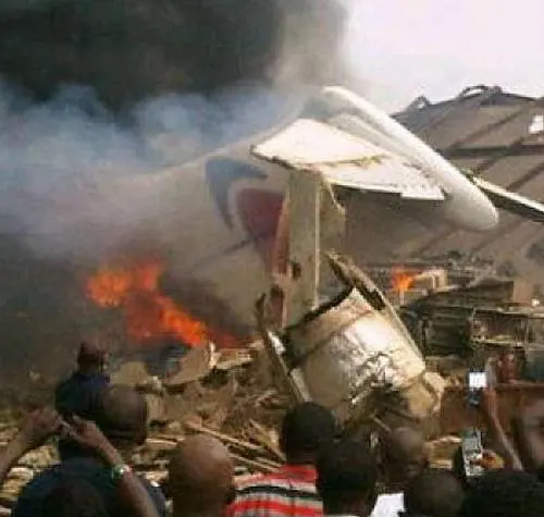 Tragedia a Lagos Aereo si schianta sulle case Sono 153 i morti