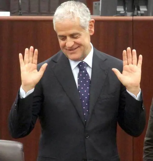 Formigoni resta, chi lo accusa è in vacanza