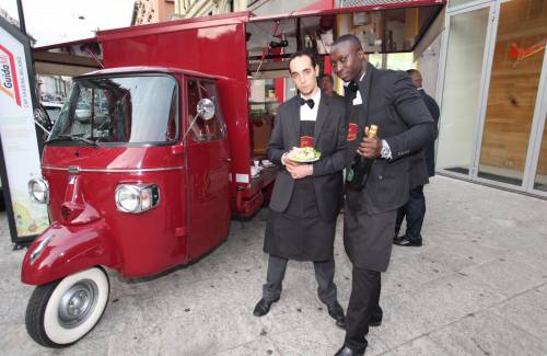 Gira per la città un’Ape bistrot che vende ostriche e champagne