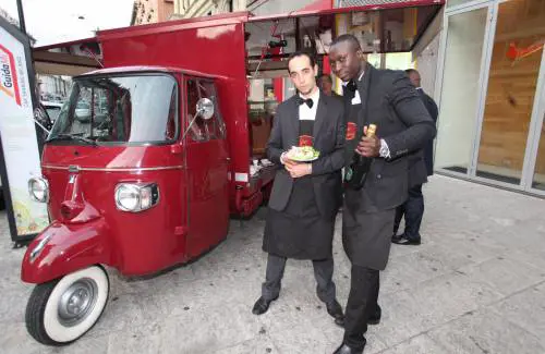 Gira per la città unApe bistrot che vende ostriche e champagne