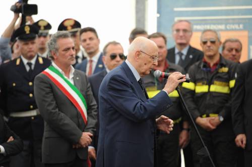 Napolitano in Emilia "Non vi lasciamo soli" Ma la gente lo fischia