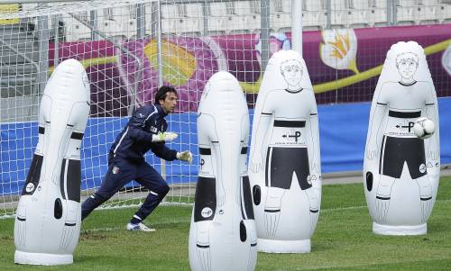 Euro 2012, l'Italia si prepara ad affrontare la Spagna Buffon: "Vinceranno i bravi"