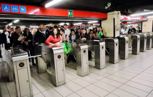 Rivoluzione Atm e Trenord: da domani tornelli in uscita per bloccare i «portoghesi»