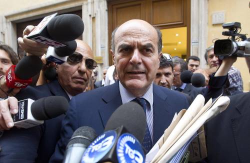 Bersani assediato dai nemici si aggrappa ai gay per resistere