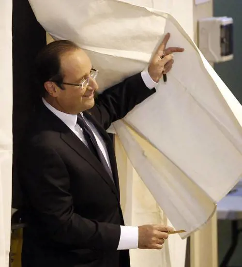 Hollande tenta linciucio per paura della Le Pen