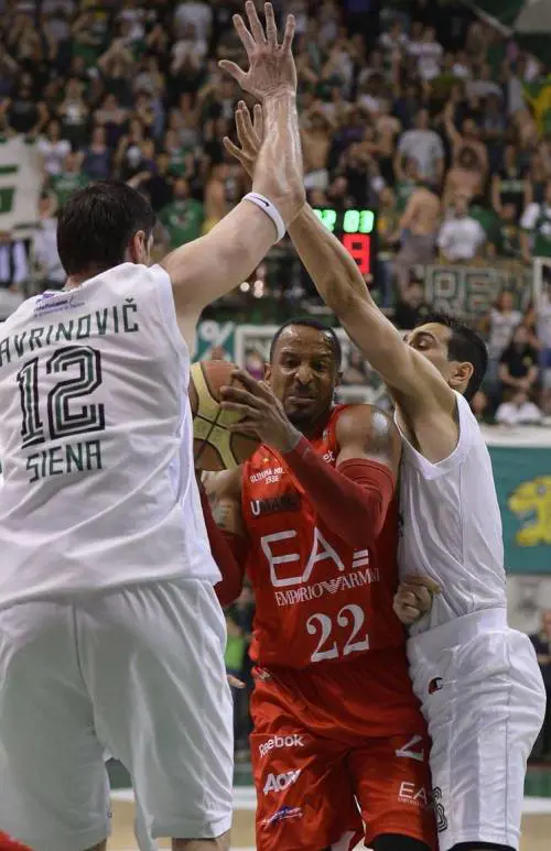 McCalebb e la difesa Siena stritola lArmani Lo scudetto è a 2 passi