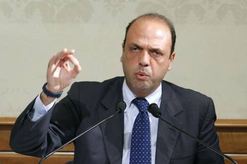 Crisi, Alfano striglia Monti: "Vada a dire alla Merkel che non c'è solo il rigore"