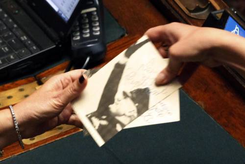 La Mussolini autografa la fotografia del Duce: "Allora? È mio nonno"