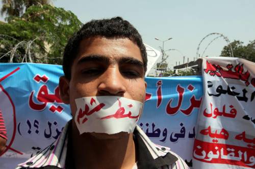 Egitto, parlamento sciolto Potere legislativo ai militari Esplode la rivolta in piazza