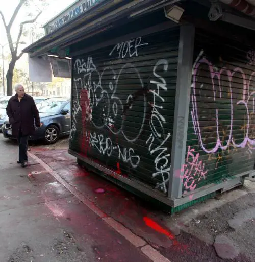 Prese a calci un cagnolino costretto a chiudere ledicola