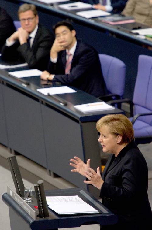 Crisi, il monito della Merkel: "Si decide il futuro europeo"