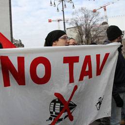 Torna la violenza No Tav sassi contro la polizia al cantiere di Chiomonte