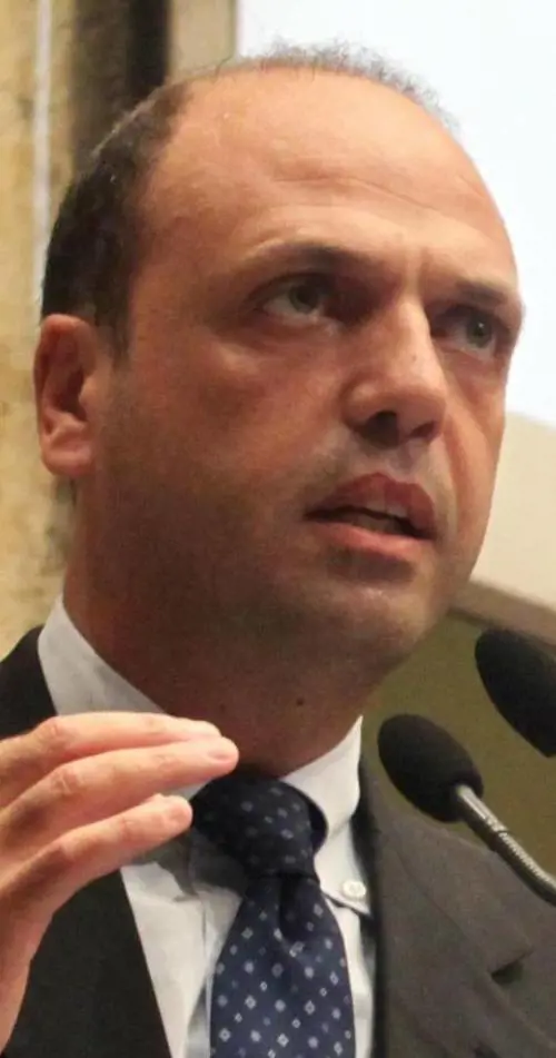 E Alfano avvisa il Prof: «Ci adeguiamo per lultima volta»