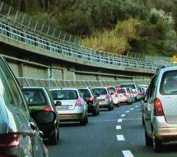 Voragine sull’asfalto, paura in autostrada
