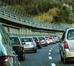 Voragine sull’asfalto, paura in autostrada