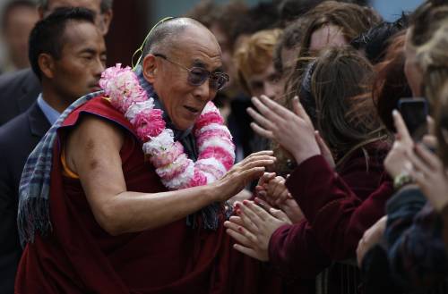 Il Dalai Lama tra gli sfollati: "A Mirandola è un disastro, dovete essere determinati"