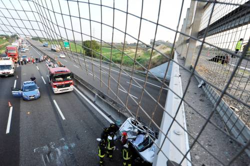 Auto precipita sulla A1 Il cavalcavia pericoloso già segnalato nel 2008